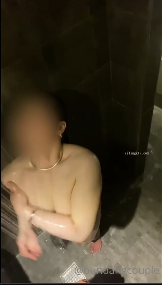 家境不错的师范学妹出钱和听话丑男友开房自拍先让用嘴舔逼伺候看逼逼应该玩过不少男人骚逼